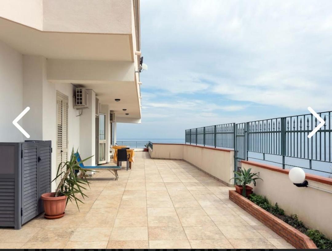 La Nave Sul Mare Di Taormina Bed & Breakfast Летояни Екстериор снимка
